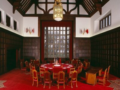 Потсдам, дворец Цецилиенхоф, зал Потсдамской конференции. Источник - www.spsg.de Потсдам, дворец Цецилиенхоф, зал Потсдамской конференции. Источник - www.spsg.de