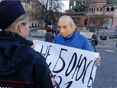 Активист Роман Рословцев в маске Путина. Фото: Каспаров.Ru/Алексей Бачинский